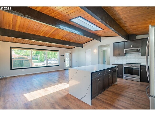 Building Photo - Gorgeous 3 Bedroom Remodel in Highly Desir...