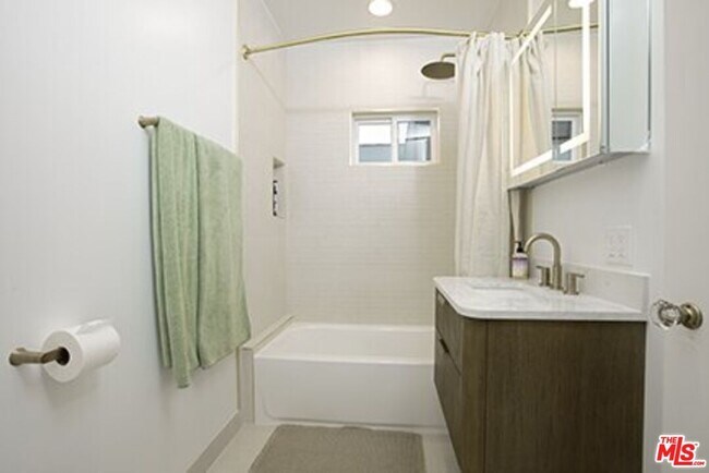 Building Photo - 951 N Martel Ave