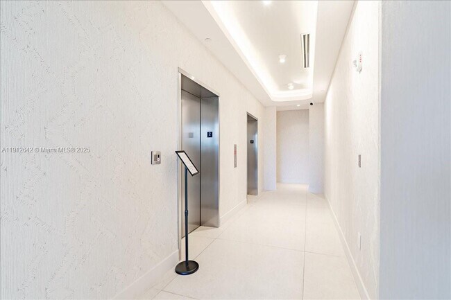 Building Photo - 700 NE 24th St