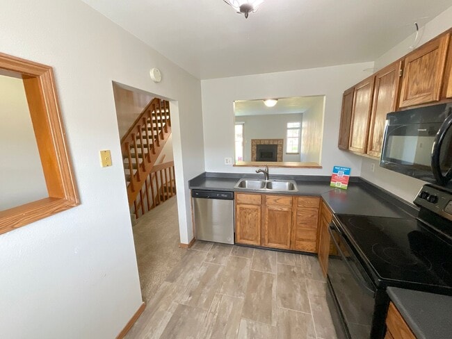 Building Photo - 2 Bedroom Townhome Available Near Austin B...