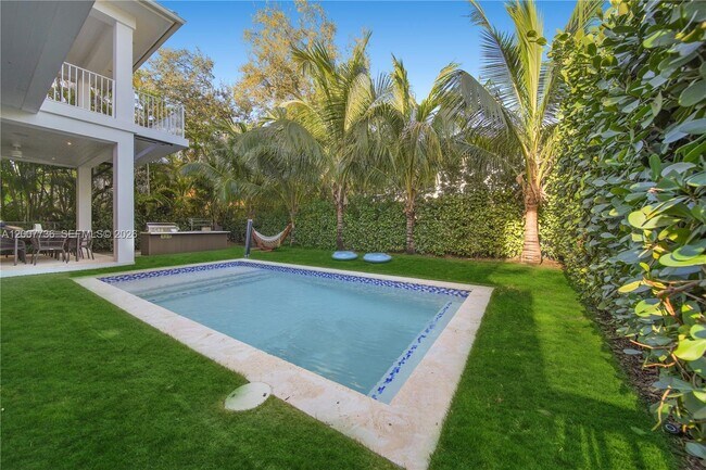 Building Photo - 6901 Veronese St