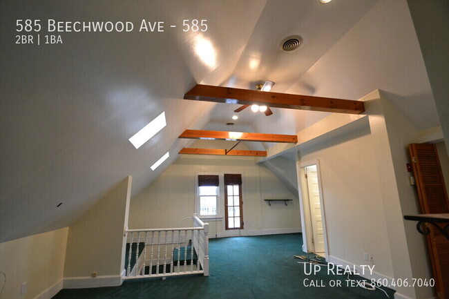 Building Photo - Spacious 2BR/1BA Apartment with Vaulted Ce...