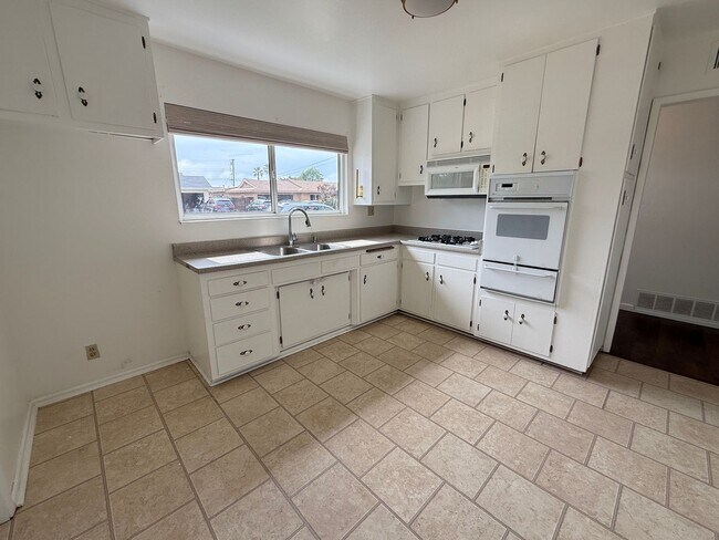 Building Photo - Cardiff SHORT TERM RENTAL MAX 6 months  3 ...