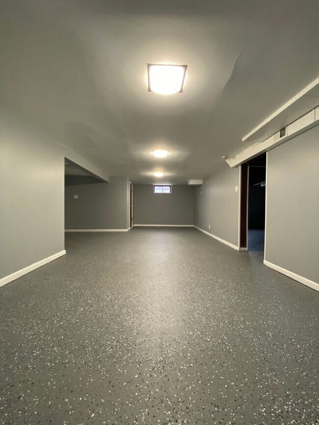 Building Photo - HOUSE FOR RENT IN LANSING !!