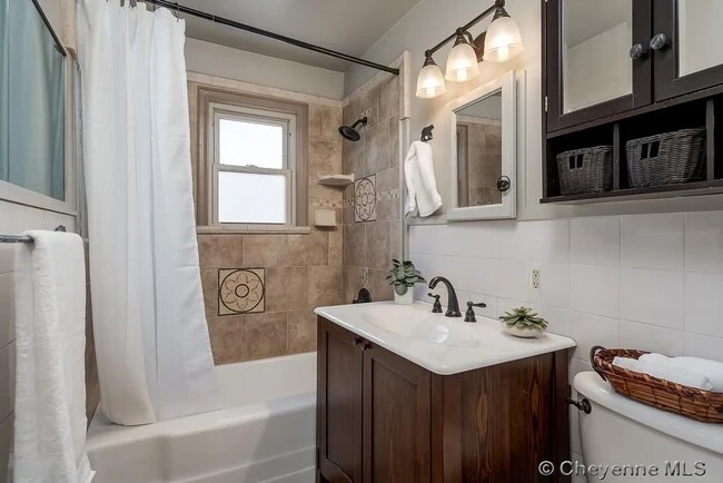 Building Photo - 400 E 5th St