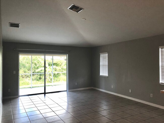 Building Photo - 2 Bedroom 2 bath duplex. 1 car garage and ...