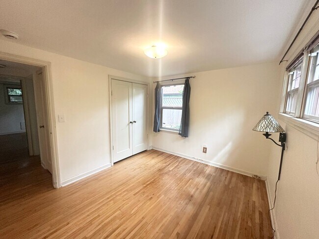 Building Photo - Charming 2-Bedroom, 1-Bathroom House in North Seattle.