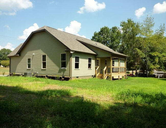 Building Photo - 100 Amberwood Dr