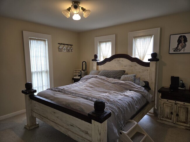 Building Photo - 316 E 7th St