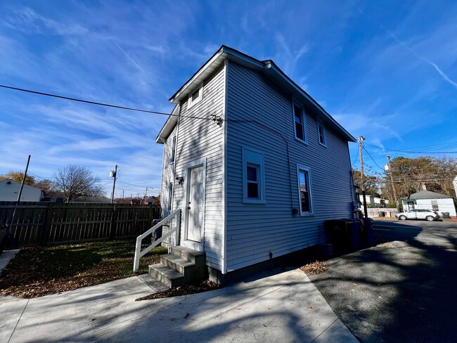 Building Photo - Charming 1st Floor, 2 Bedroom duplex in th...