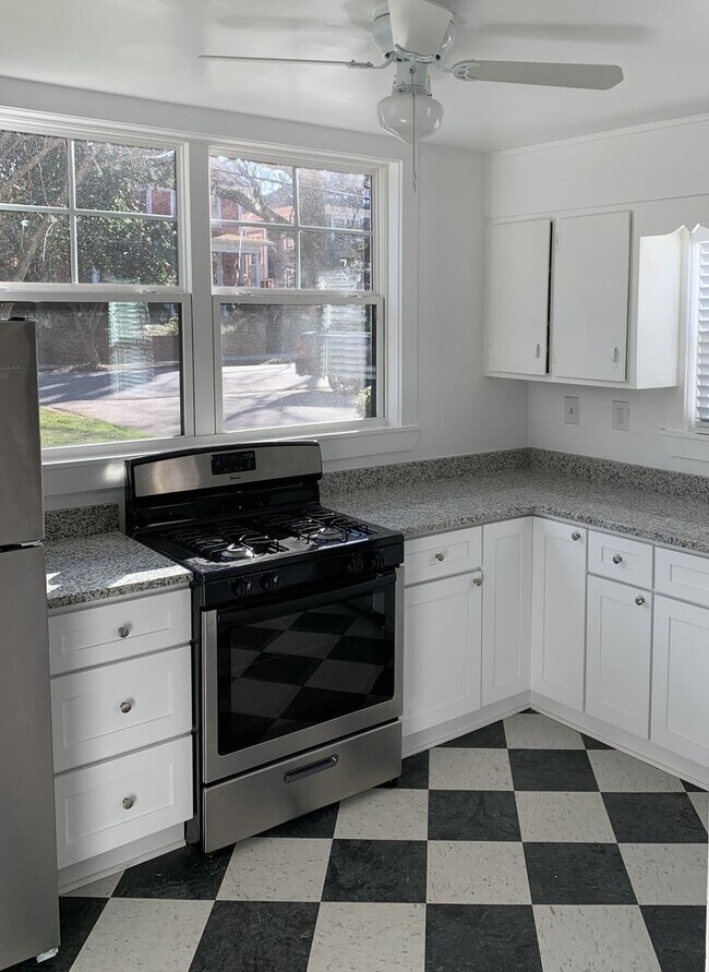 Building Photo - Renovated 1BR * Piedmont Park! ~ Steal of a Deal!