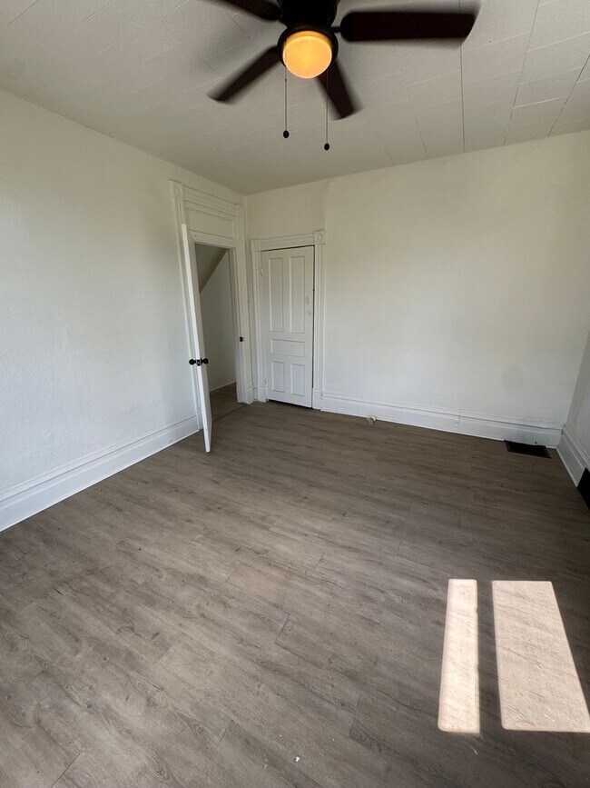 Building Photo - 540 W 7th Ave