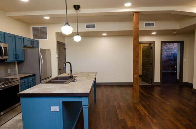 Building Photo - C Street Loft Available Mid August