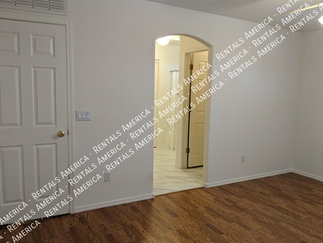 Building Photo - 895 E Lakeview Dr