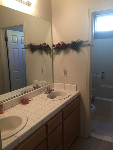 Building Photo - 784 Whitehall Ct