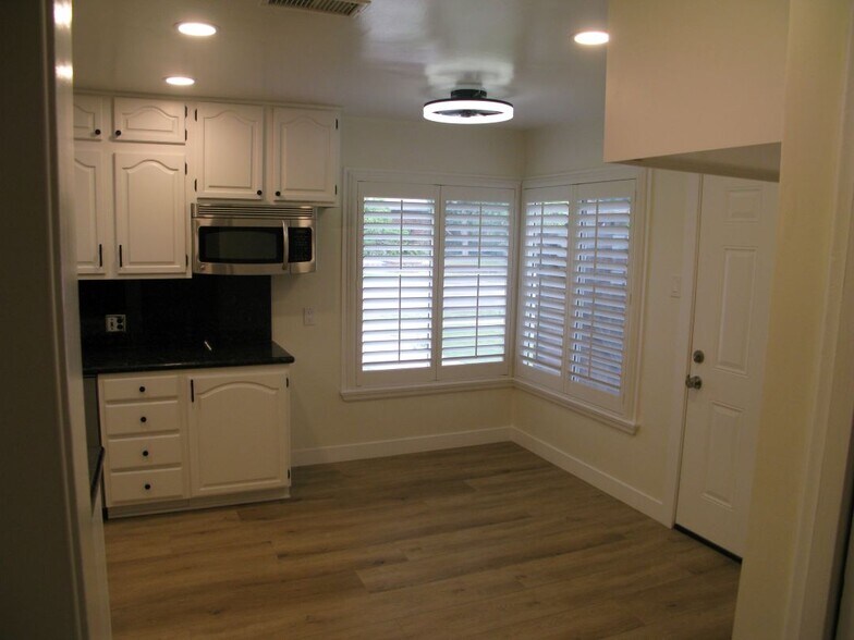 Building Photo - 5137 E Vista Hermosa St