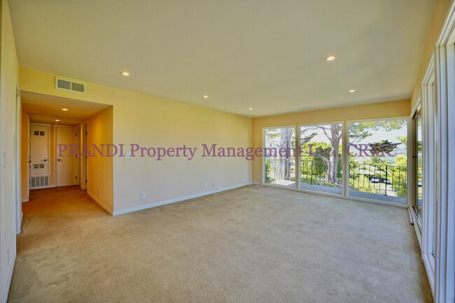 Building Photo - Top Floor Corner Unit with Mountain and Ba...