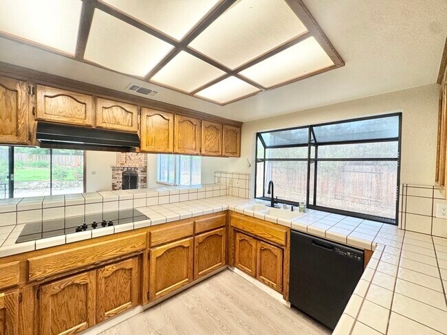 Building Photo - Stunning 3 bedroom 2.5 bathroom home in Folsom with large backyard