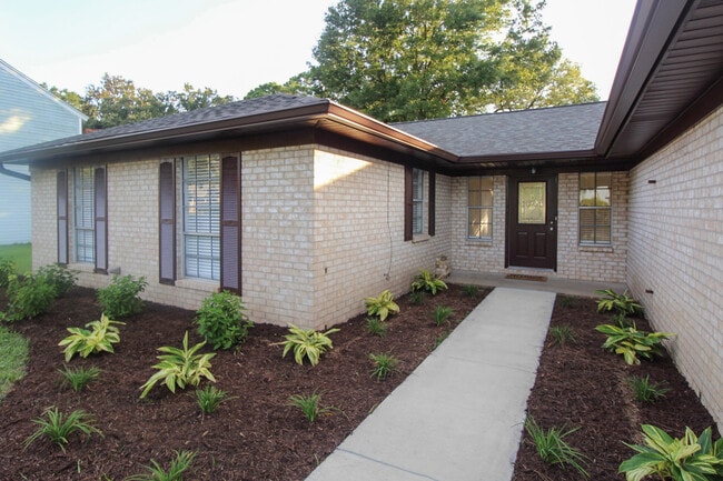 Building Photo - 5897 Somerset Dr