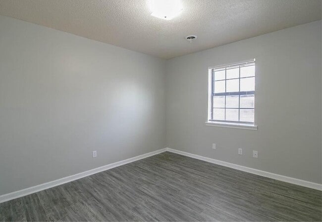 Building Photo - 15-415 Thompsonville Ln