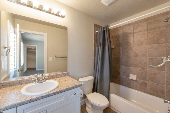 Building Photo - Resort-Style Living near Traverse Mountain 1-2 year lease avail