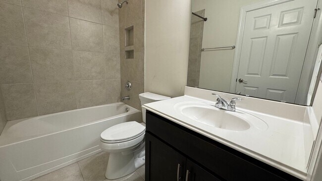 Building Photo - Beautiful 4B/3B with Bonus Office Space Fo...
