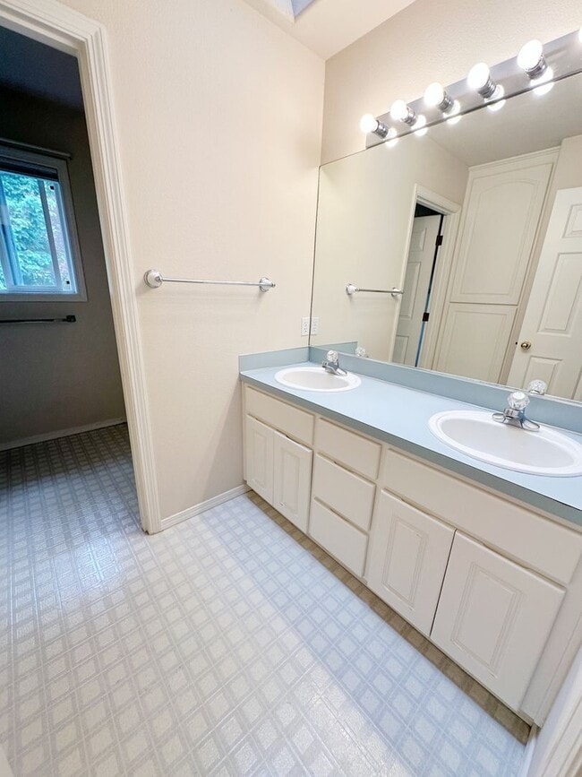 Building Photo - Gorgeous 4-Bedroom, 2.5-Bathroom House in Beaverton with Fenced Backyard, Cozy Gas Fireplace - $1...