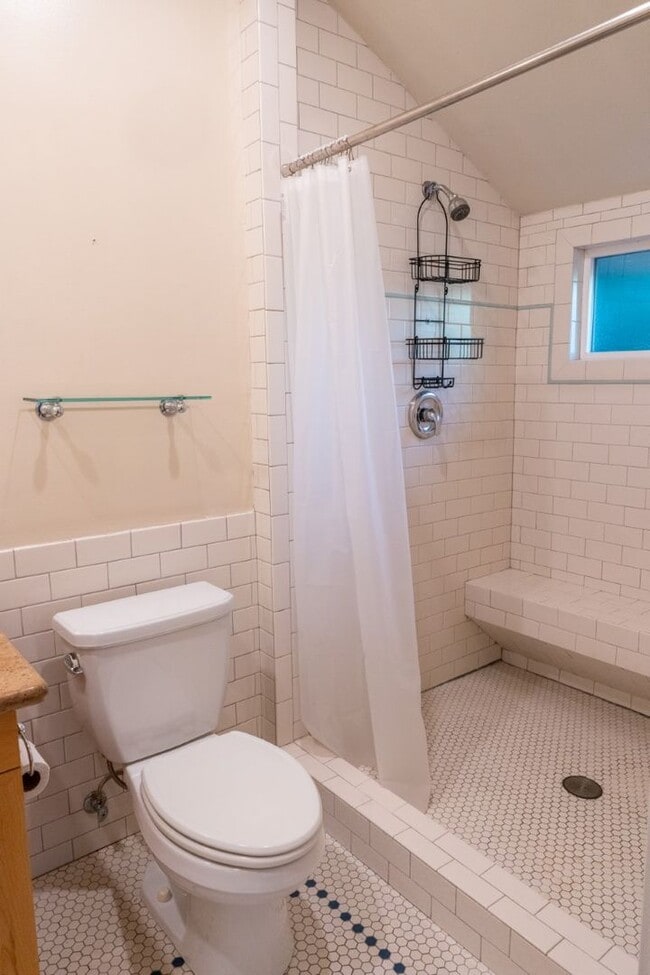 Building Photo - 4Bd/2.75Ba Seattle House