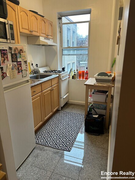Primary Photo - 213 Kelton St