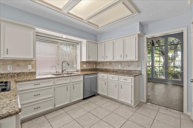 Building Photo - 2422 Fairwind Dr