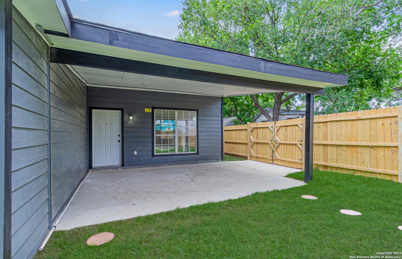 Building Photo - 210 N San Jacinto St