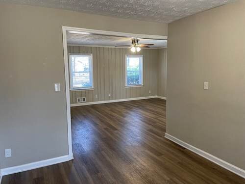 Building Photo - 921 Walnut Cir SW