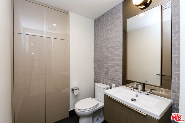 Building Photo - 889 Francisco St