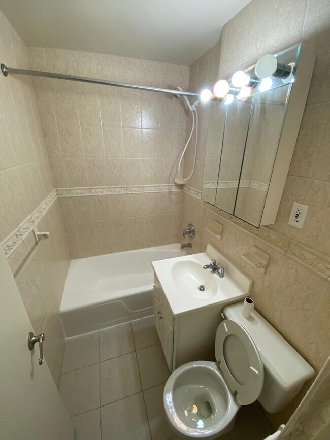 Building Photo - 8633 21st Ave