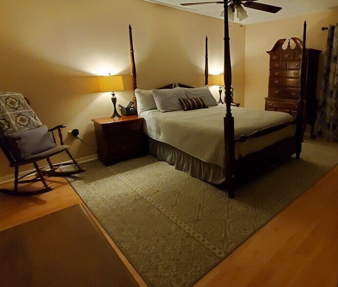 Master bedroom w walk in closet - 2174 Woodbridge Rd