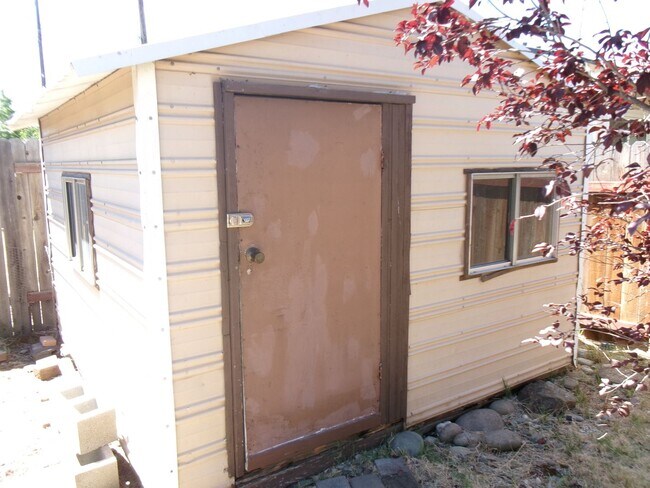 Building Photo - 9685-9687 Lake Natoma Dr