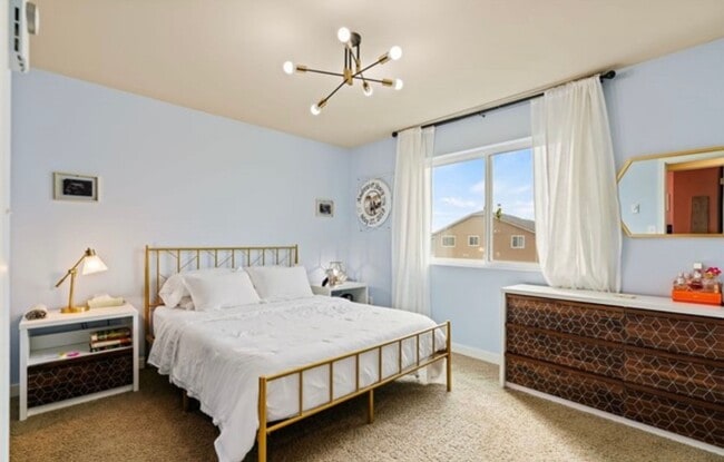 Building Photo - Newly Renovated & Ready to Impress!