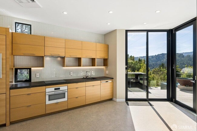 Building Photo - 1435 Lakeview Dr