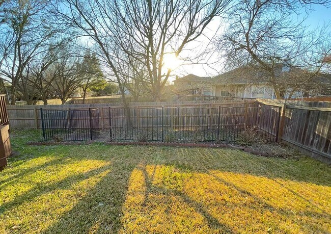 Building Photo - 2219 Speidel Dr