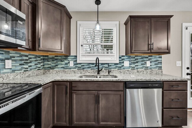 Building Photo - 1197 Old Charlotte Trace