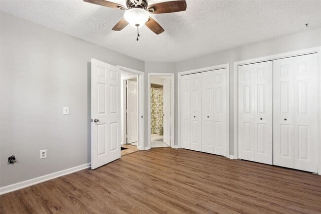 Building Photo - Charming 1BR Condo – Walk to the Beach! Fi...