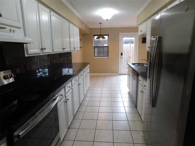 Building Photo - 472 N Post Oak Ln