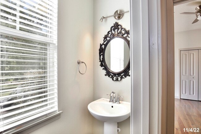 Building Photo - Beautiful 4/4.5 Home with 2 Car Garage in the Heart of Mills-Orlando!