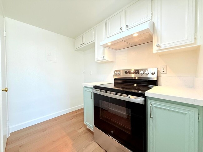 Building Photo - Fantastic Renovated 2 story - 2 bed + 1 ba...