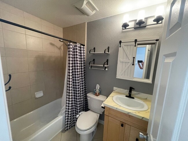 Building Photo - Lovely 3 Bedroom Home With Solar Energy in Poway!