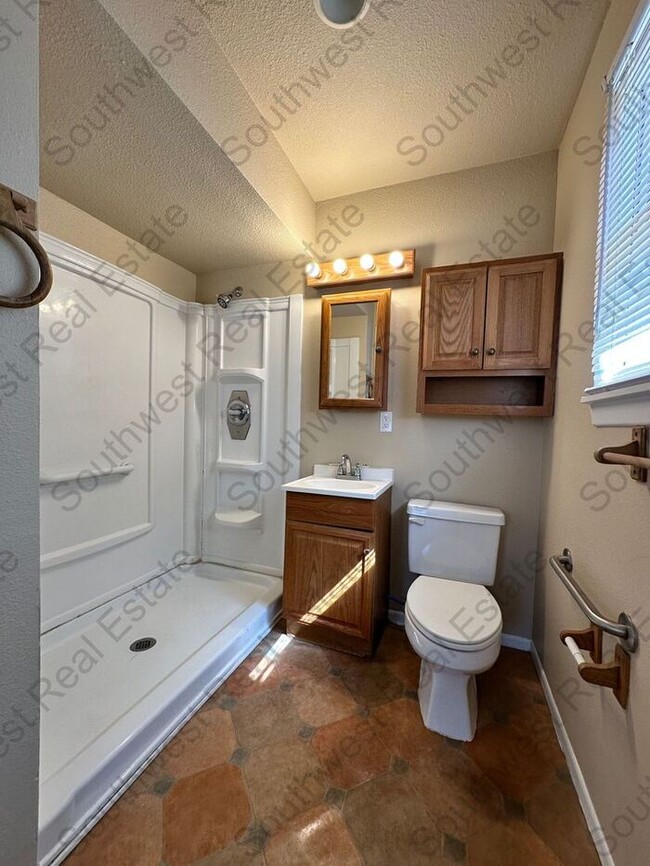 Building Photo - 3 Bed 2 Bath Includes Washer & Dryer - San...