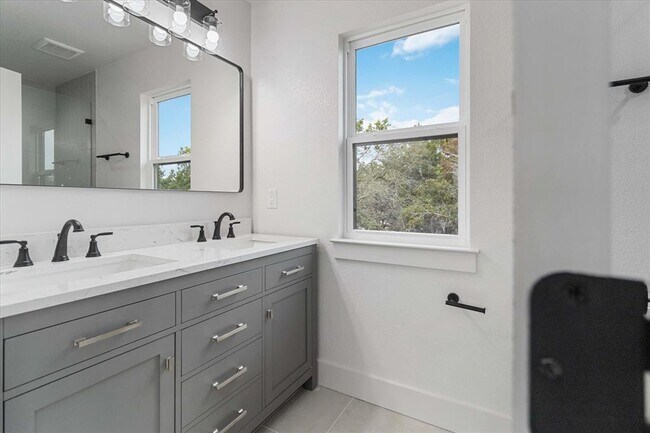 Building Photo - 114 Shady Bluff Dr