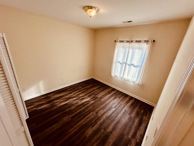 Spacious 1st bedroom with natural lighting and closet - 245 Willow Ct