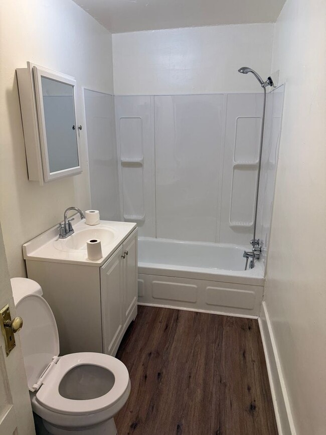 Building Photo - Newly Remodeled 2-Bedroom Townhouse