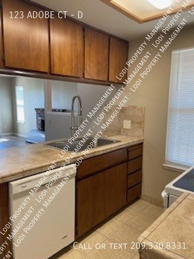 Building Photo - 123 Adobe Ct